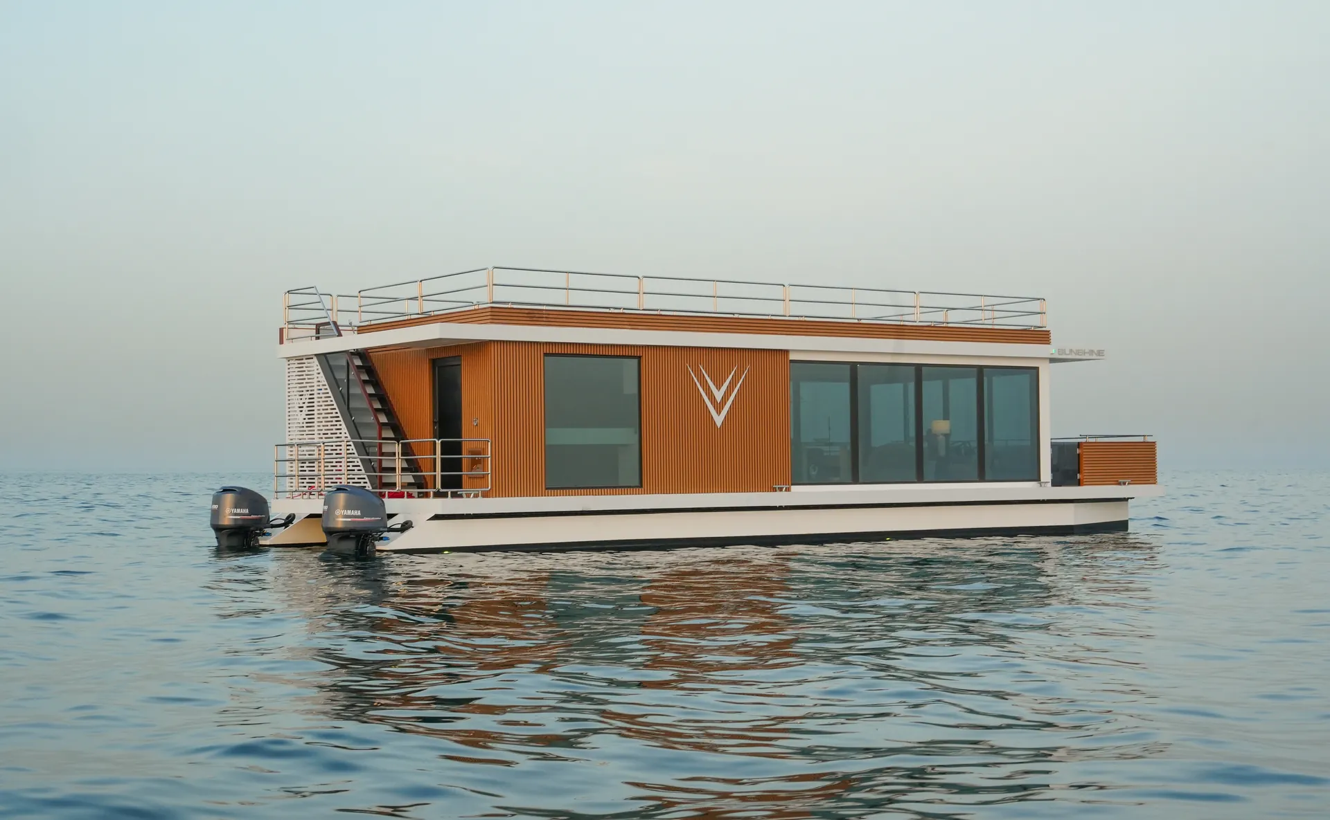 يخت AQUATOR الفندقي راسيًا، بلوحته الخشبية التي تحمل شعار V-Marine والدرج المؤدي إلى السطح العلوي