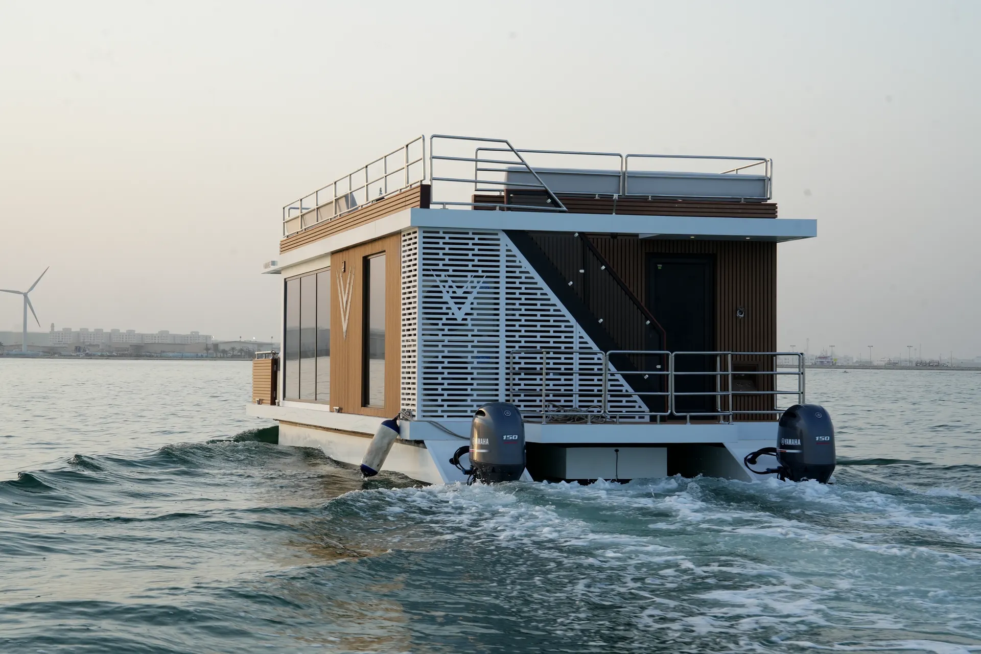 AQUATOR 40 من المؤخرة، بمحركيه الخارجيين والدرج المؤدي إلى السطح العلوي