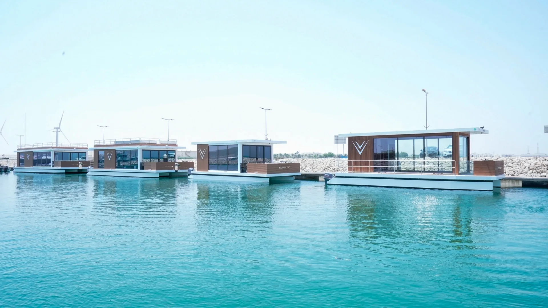 صفّ من الأجنحة العائمة من V-Marine راسية على مياه فيروزية صافية