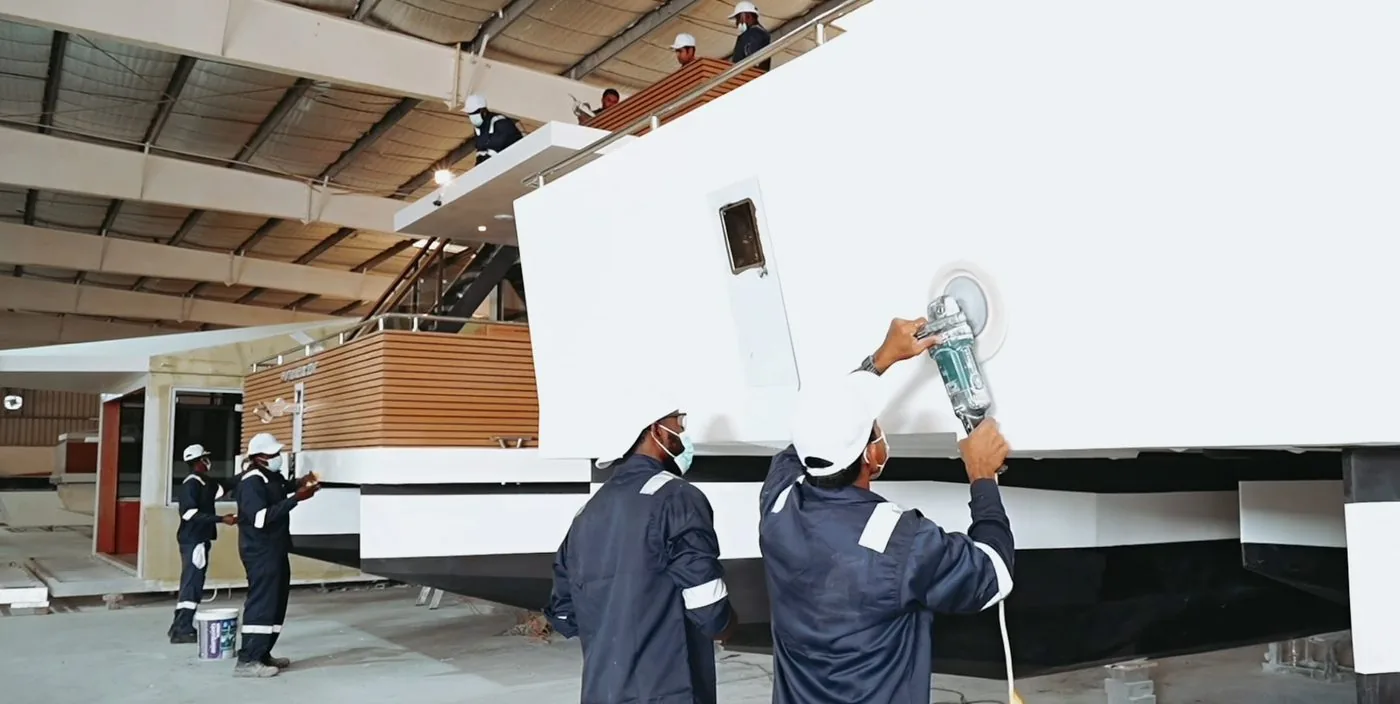 فنيّو V-Marine يُنهون هيكلًا داخل الحوض في البحرين